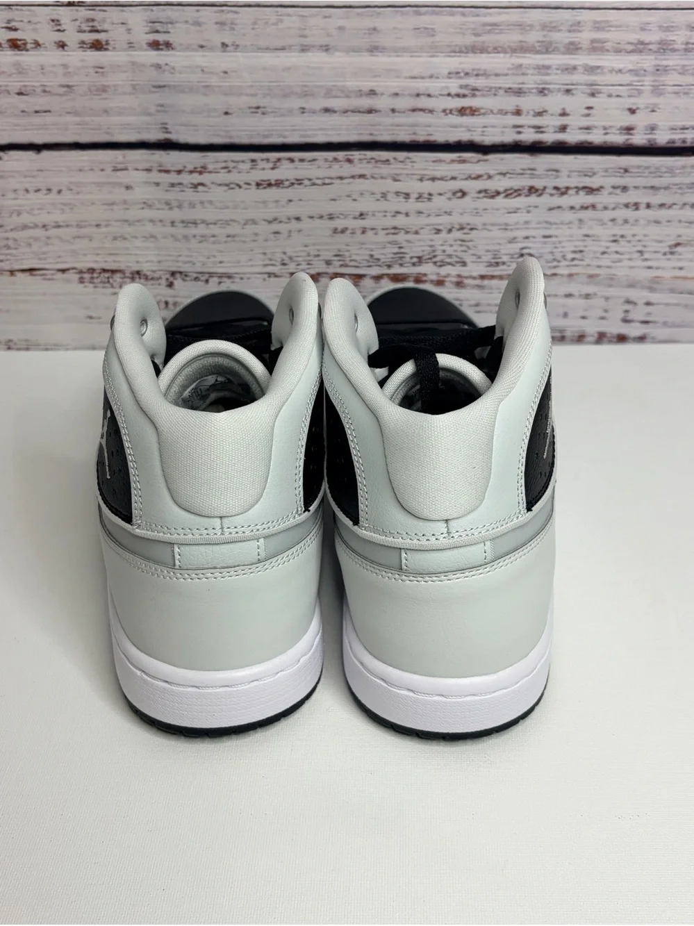 New Nike Jordan Men’s High-Top Sneakers in Black and White Size 11